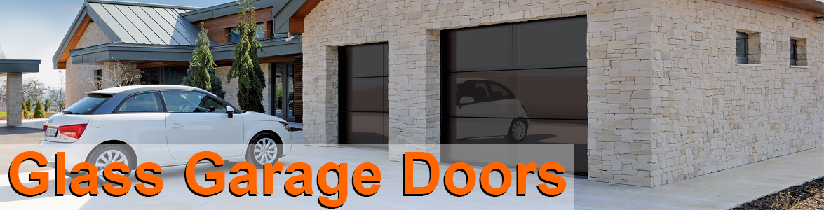 Хотя почти в каждом типе гаражных ворот может быть какое-то окно, либо в небольшом вырезе в решетке для роллетных ворот, либо в более крупном окне в воротах секционного типа, полная дверь из стекла или поликарбоната невозможна