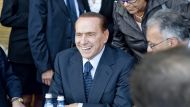 Судебный пристав вынес мебель из элегантного места вечеринки Сильвио Берлускони, Forza Italia, в многоквартирном доме на площади в центре Рима