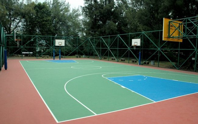 Специализированная баскетбольная площадка - это плоская твердая поверхность, по которой игроки могут передвигаться без всяких препятствий